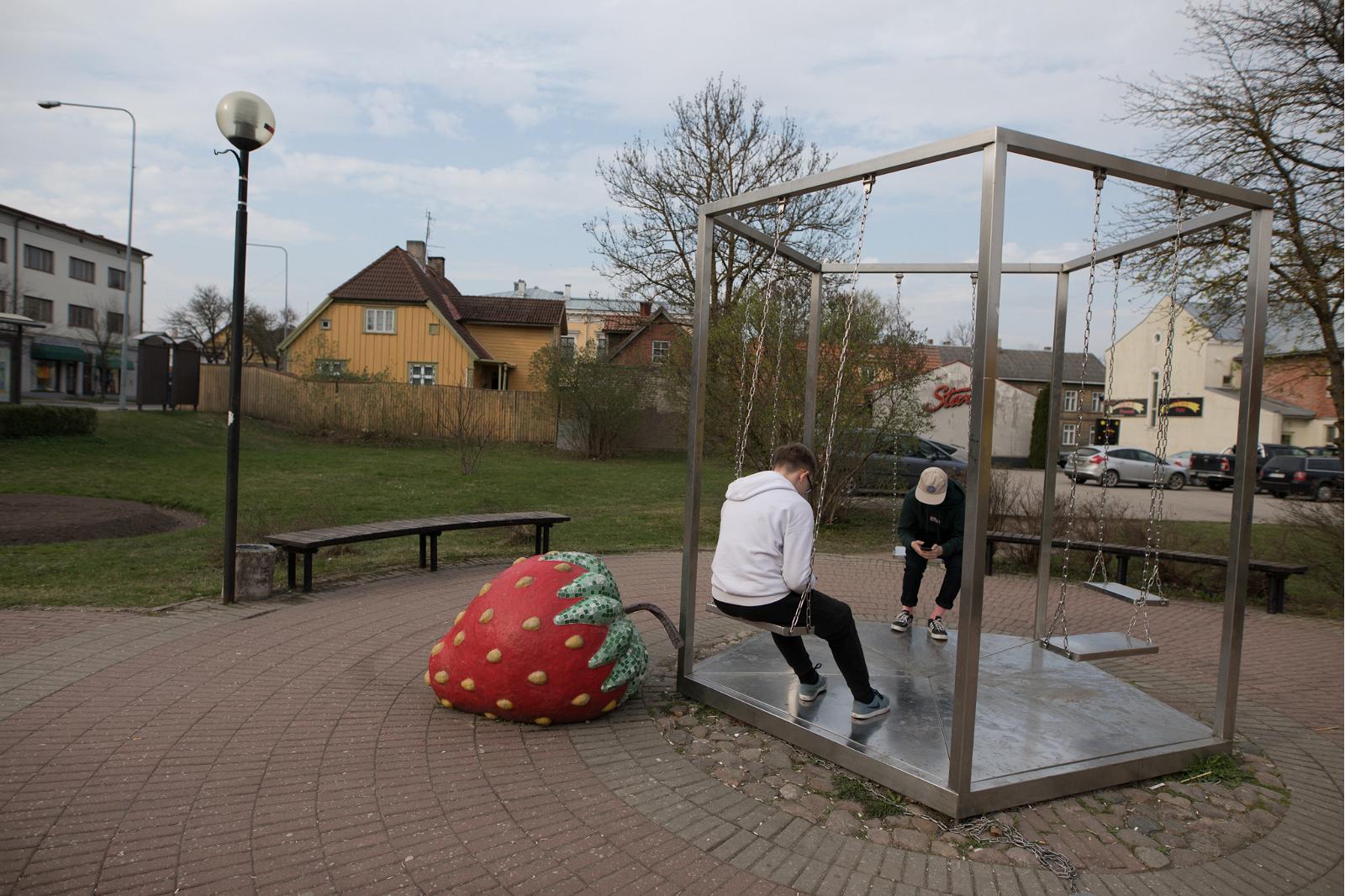 Viljandi linn tähistab sünnipäeva. Peetakse Parandusfestivali, DJ puldis on  Paidest pärit muusik